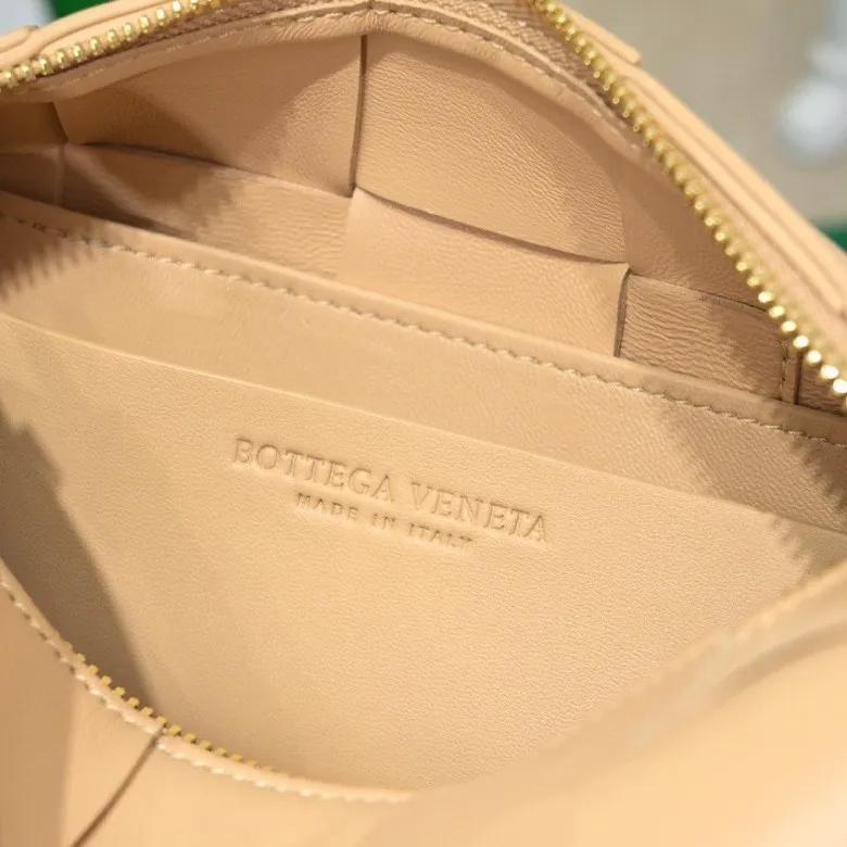 Batch 1420 BV autumn and winter beautiful armpit bag, breaking your definition of armpits BOTTEGA's new BRICK CASSETTE is small and exquisite, breaking the definition of underarms without capacity. It is no longer a small waste bag, but also a classic woven style. Why not buy such a bag? The soft sheepskin material shows a sense of luxury. Style number: 9305 Size: 23.5*10*10cm